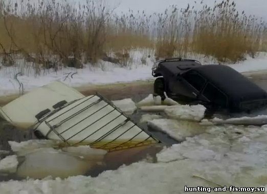 машина утонула в воде